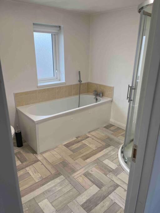 Conveniently Located, Close To City And Quiet Area Londonderry Exterior foto